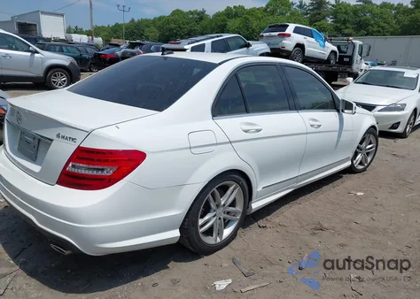 2013 Mercedes-Benz C 300 Luxury 4Matic/Sport 4Matic z USA, uszkodzony, nr VIN WDDGF8AB0DR245383